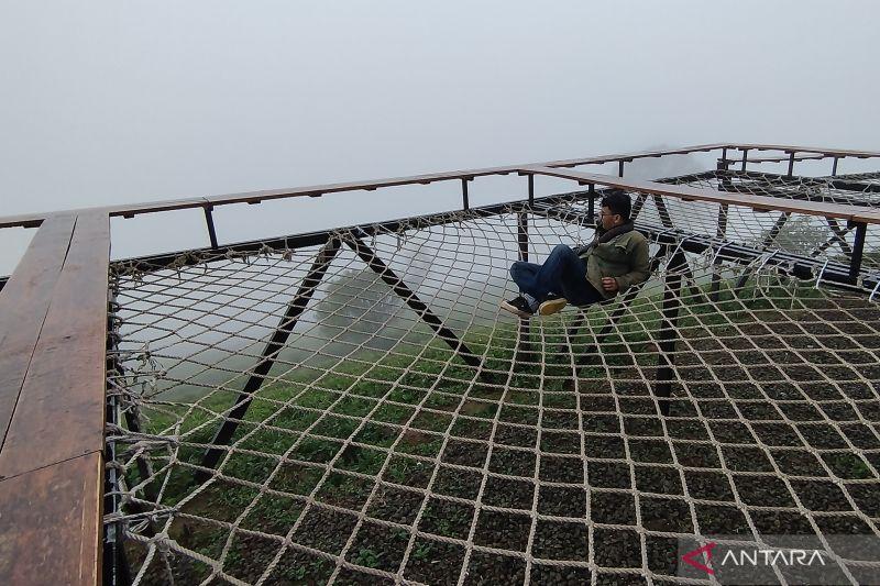 Sensasi Rebahan di Awan Bukit Pangalengan Bandung Selatan
