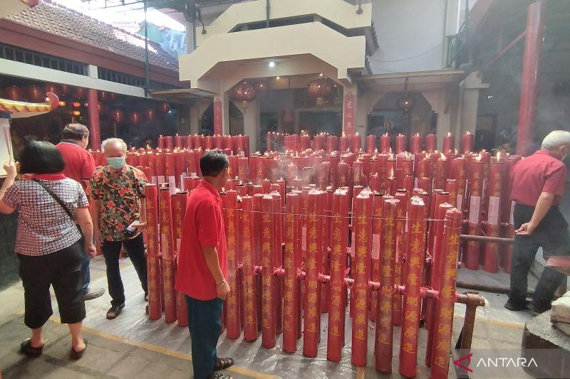 Ratusan Lilin hampir 2 Meter Menyala di Vihara saat Perayaan Imlek di Bandung