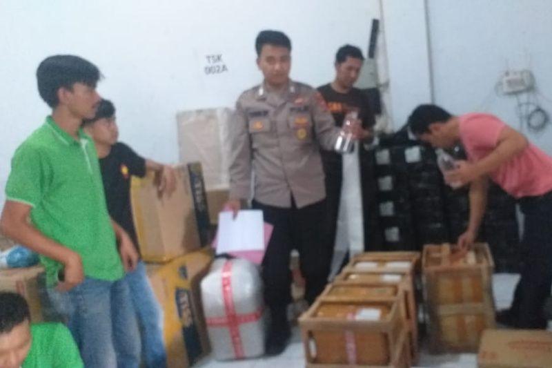 Polisi Gagalkan Pengiriman Paket Miras Ciu dari Bali ke Tasikmalaya