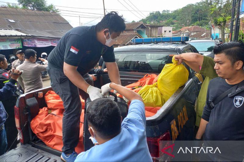 Puslabfor Polri Ekshumasi Jenazah Halimah Korban Aki Wowon