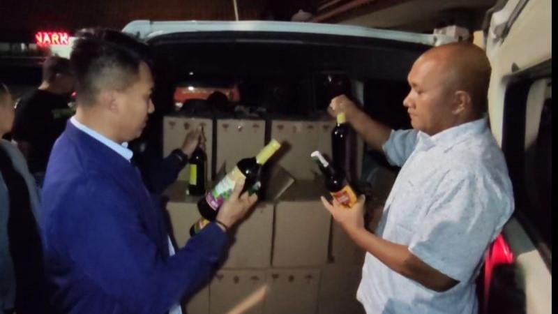 Polisi Sita Minibus Bawa 1.125 Botol Miras Ilegal di Cirebon