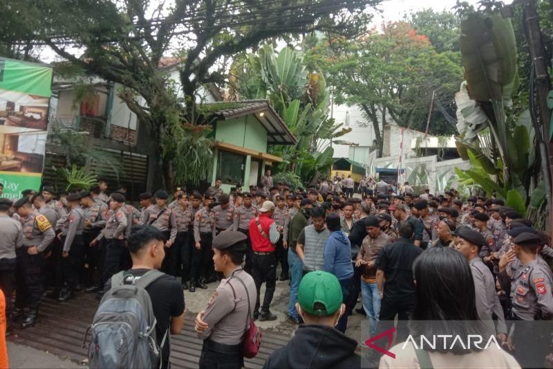 Polrestabes Bandung Kerahkan 1.200 Personel untuk Kosongkan Hotel Banana Inn