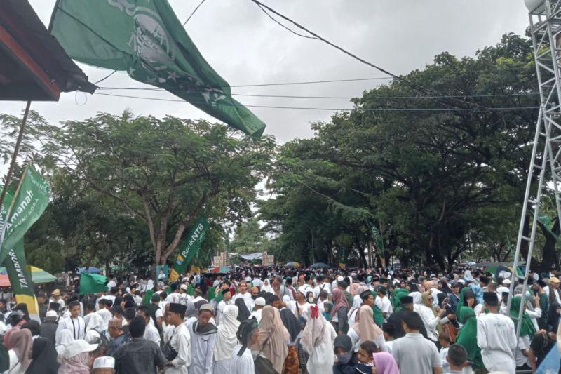 Meski Hujan Ribuan Orang Membanjiri Jalan pada Satu Abad NU