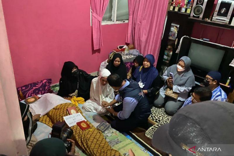 Momen Gubernur Anies Genggam Tangan Ibu Korban Tembok Ambruk di MTsN 19 Jaksel