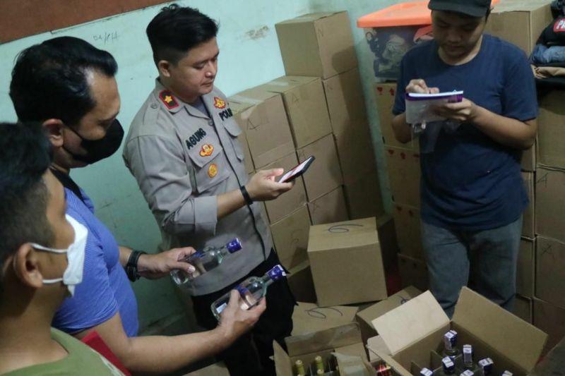 Polisi Sita 1.300 Botol Minuman Keras di Gudang dan Warung di Setiabudi
