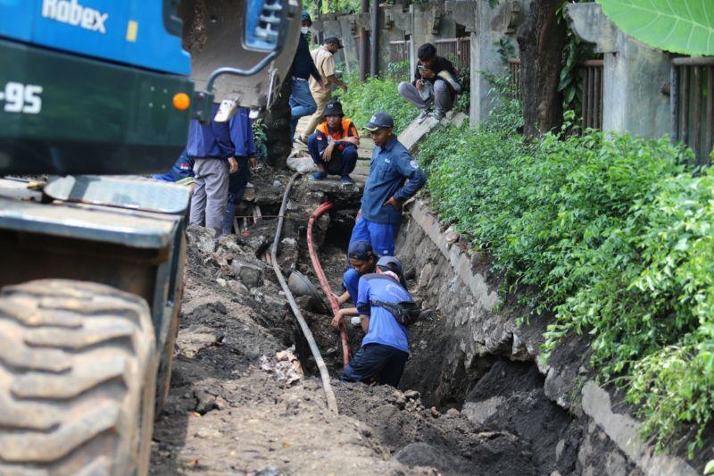 Sudin Bina Marga dan SDA Perbaiki Jalan Amblas di Cilandak Barat
