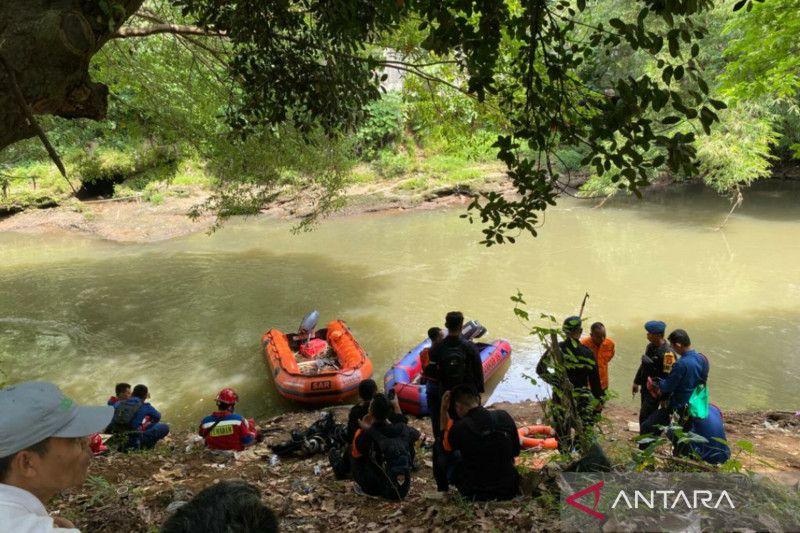Penyelam Diturunkan Cari Satu Anak Panti Asuhan Hanyut di Kali Ciliwung