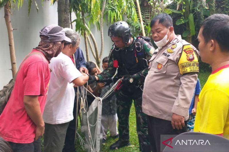 Penerjun Payung TNI Mendarat Darurat di Ciganjur Jaksel, Kondisi Selamat