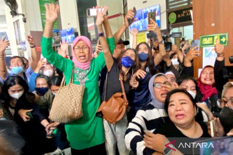 Air Mata Fans Richard Tumpah Usai Hakim Beri Vonis Lebih Ringan dari Tuntutan