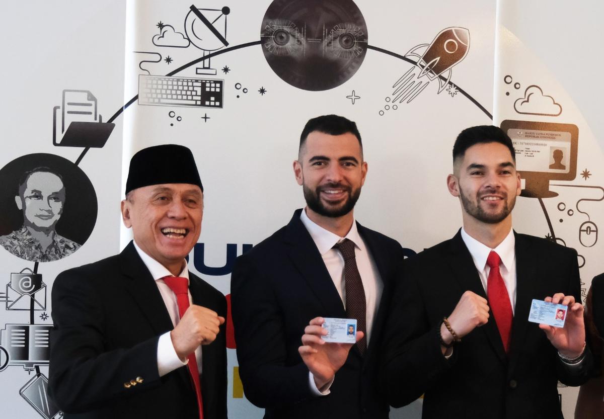 Diantar Iwan Bule ke Dukcapil, Sandy Walsh dan Jordi Amat Terima KTP DKI Jakarta
