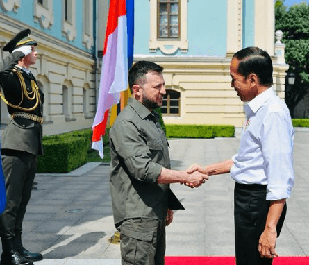 Denny Siregar: Jokowi gak Minat 3 Periode, Ambisinya Sekjen PBB
