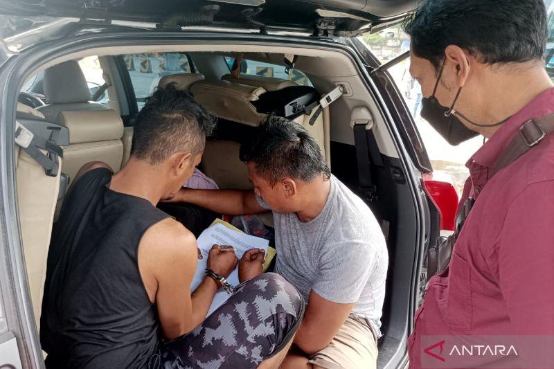 Polda Lampung Bawa Dua Pria Penerima Paket 3 Kg Sabu yang Ditangkap di Mataram