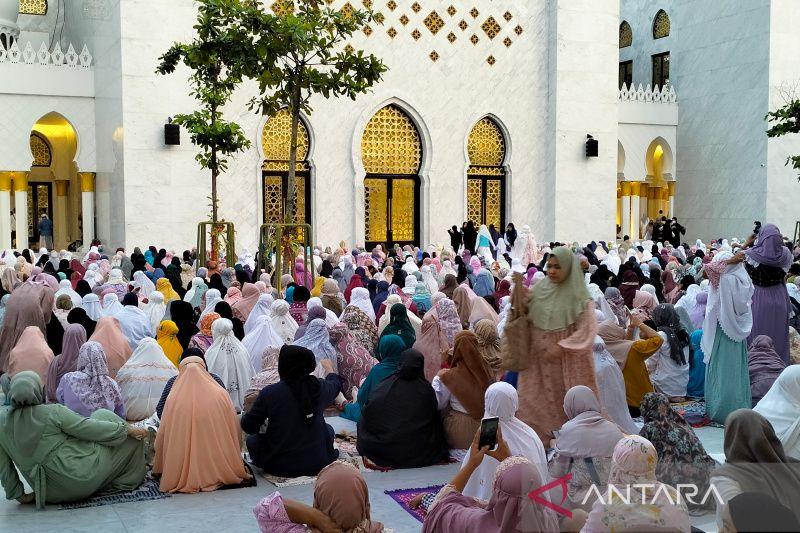 Jokowi-Ganjar Tiba di Masjid Sheikh Zayed untuk Salat Id