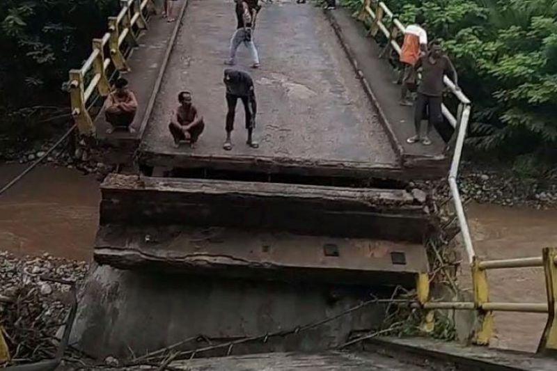 Tahun Baru, Jembatan Nunpisa di Kupang Putus Akibat Banjir