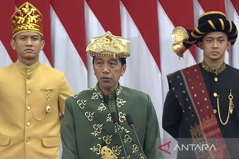 Presiden Jokowi Lepas Kirab Merah Putih Didampingi Kapolri-Habib Luthfi di Istana
