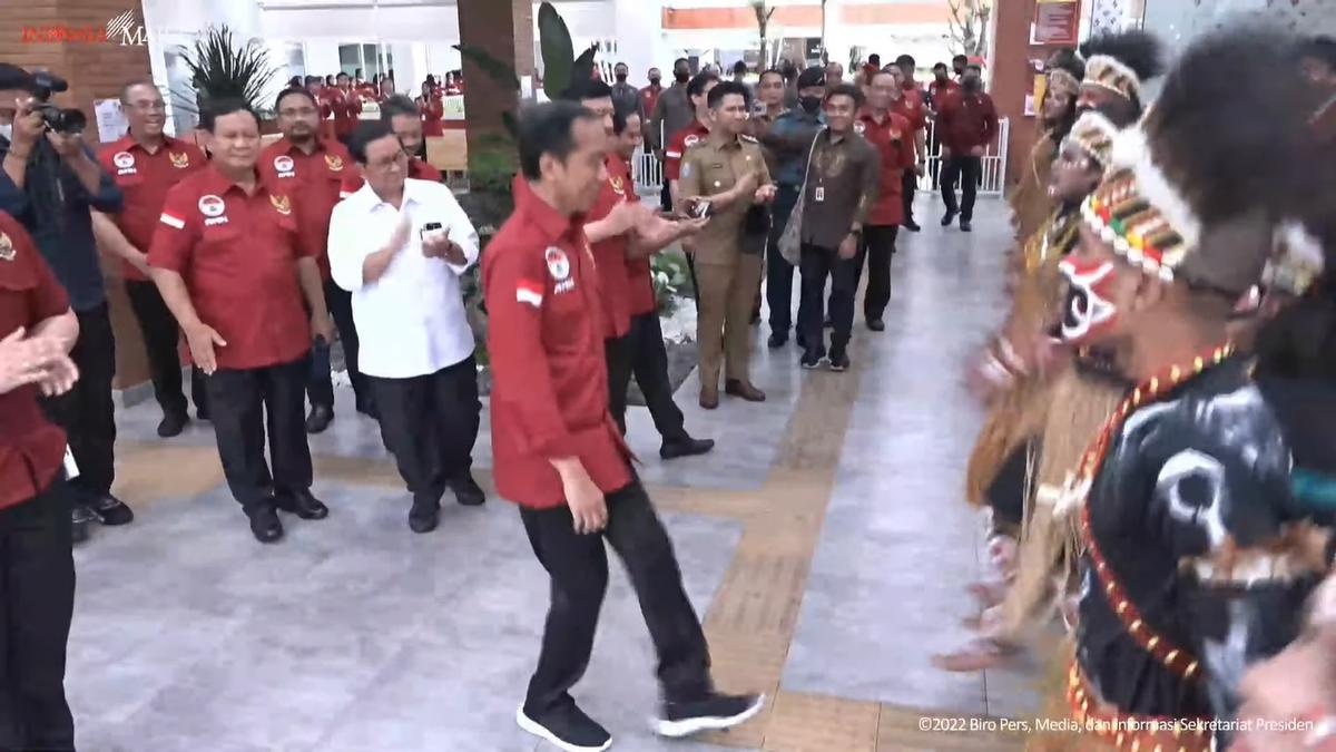 Momen Jokowi Ikut Berdansa Para Penari Tradisional saat Peresmian AMN Surabaya