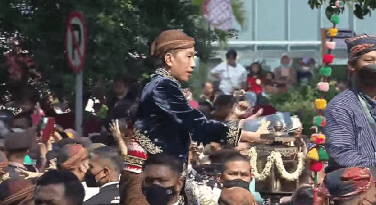 Jokowi Bagi-bagi Kaus dari Kereta Kencana saat Kirab Kaesang-Erina