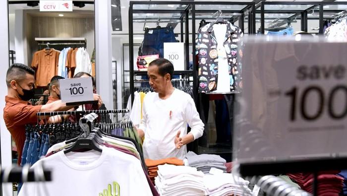 Malam-malam Jokowi Ngemall di Grand Indonesia, Belanja Topi dan Kemeja di Executive