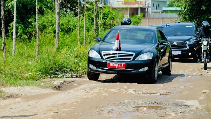 Kala Jokowi 'Siksa' Mercedes-Benz S600 Guard di Jalan Rusak Lampung