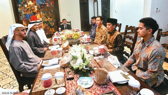 Usai Resmikan Masjid Sheikh Zayed, Jokowi Ajak Presiden UEA Makan Bareng Gibran, Kaesang dan Bobby