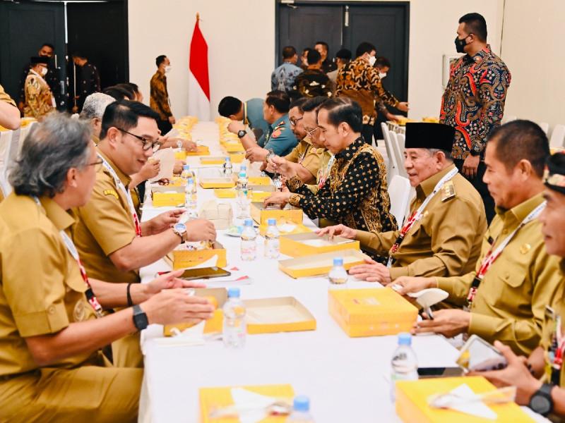Lahapnya Jokowi Santap Nasi Kotak Bareng Para Kepala Daerah