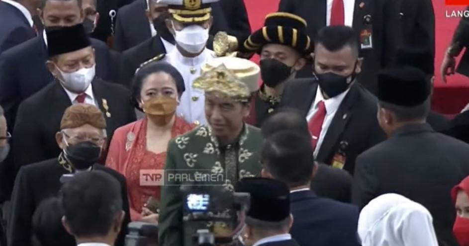 Waduh! Jokowi tanpa Masker saat Dikerubungi Anggota DPR