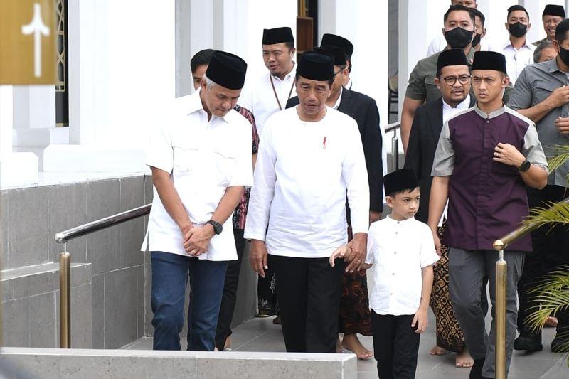 Long Weekend Presiden Ajak Jan Ethes ke Masjid Sheikh Zayed Surakarta