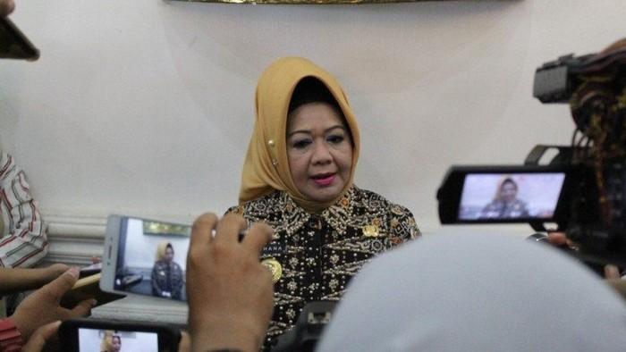 Momen Kadinkes Lampung Tutupi Wajah Pakai Majalah Tahun 2013 di Gedung KPK