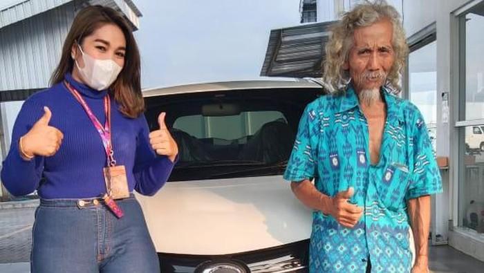 Viral! Pemulung Ini Bopong Uang Sekarung Beli Mobil Cash, 4 Jam Hitung Uangnya