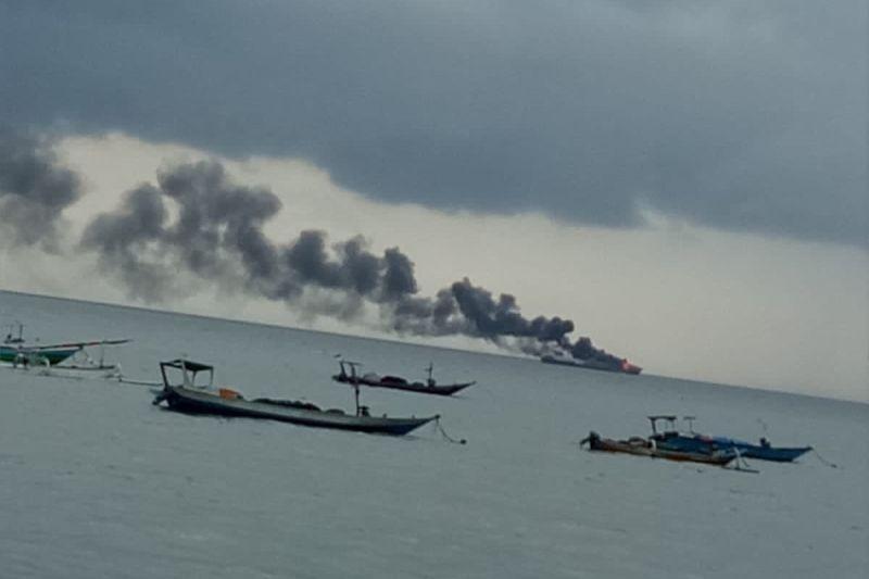 Sedang Antri, Kapal Pengangkut BBM Pertamina malah Terbakar di Laut Mataram