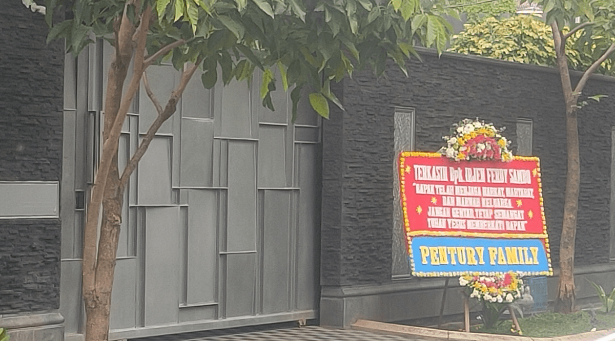 Satu Karangan Bunga Dukungan untuk Ferdy Sambo di Rumah Pribadi, Begini Isi Tulisannya