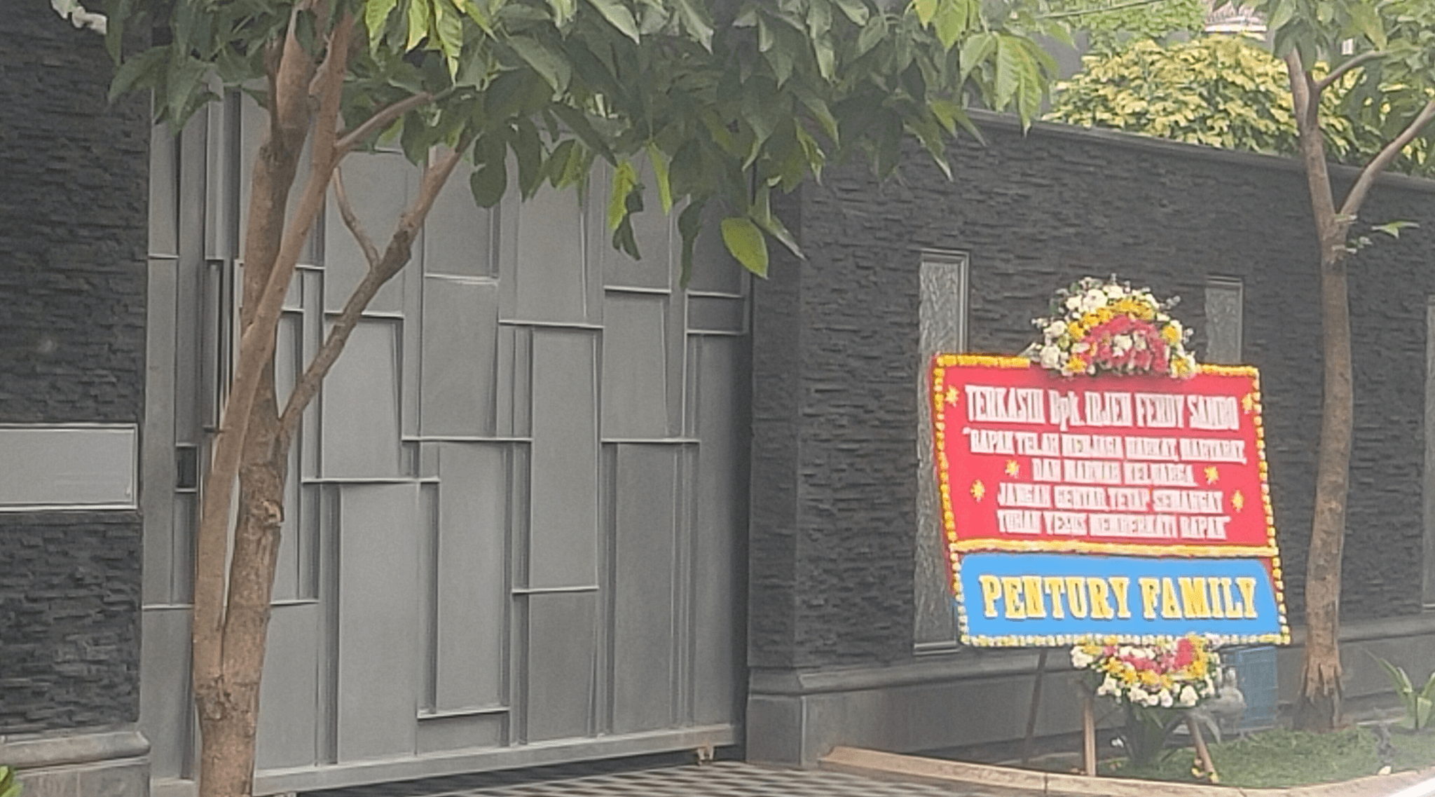 Satu Karangan Bunga Dukungan untuk Ferdy Sambo di Rumah Pribadi, Begini Isi Tulisannya