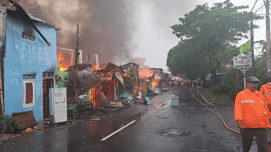 Kebakaran Hebat Landa Permukiman Padat Penduduk di Manggarai, 16 Unit Damkar Diterjunkan