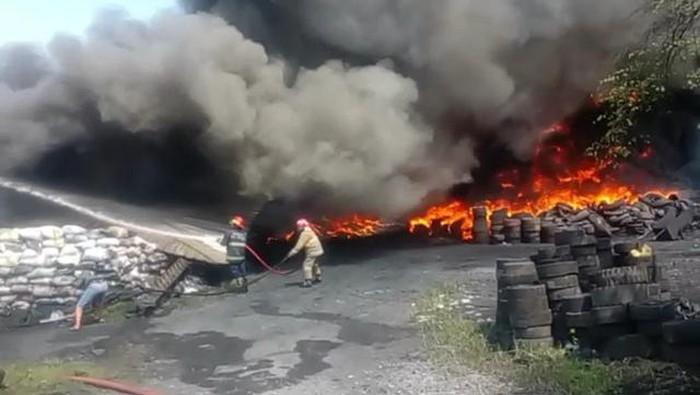 9 Unit Mobil Damkar Jinakkan Api yang Lahap Gudang Limpah Ban