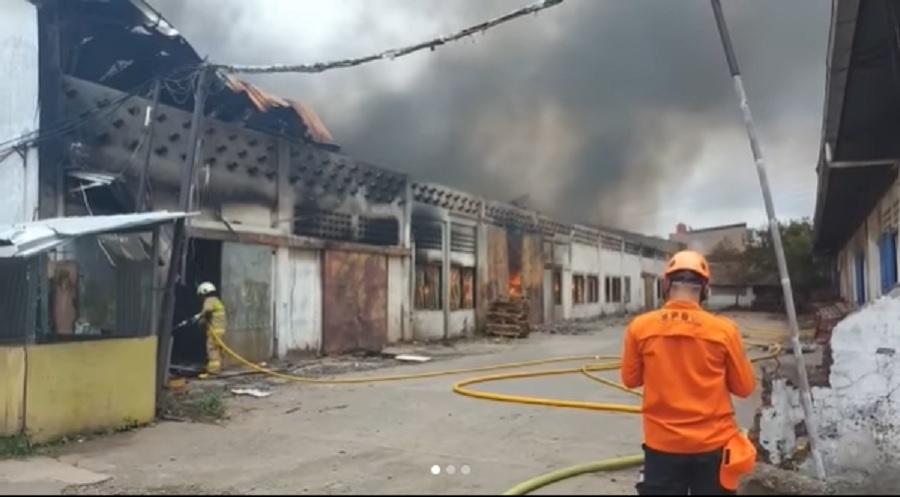 15 Damkar Padamkan Kebakaran Gudang Pabrik di Cengkareng Jakbar