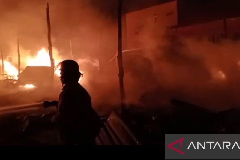 15 Unit Damkar Dikerahkan, Belasan Rumah Padat Penduduk di Simprug Golf 2 masih Terbakar