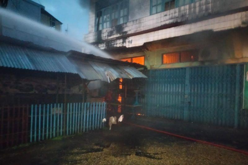 FS Tewas Lompat dari Lantai 3 Gedung Karaoke yang Kebakaran di Jakbar