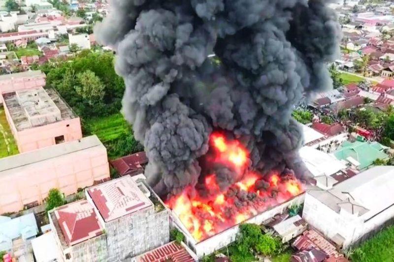 Kebakaran Hebat Gudang Besar di Sampit Kalteng Bikin Warga Sekitar Panik
