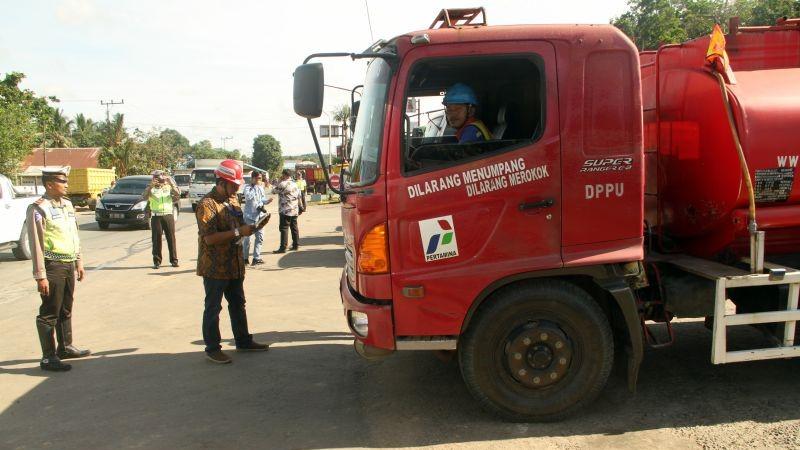 Truk Terbalik Dekat Gerbang Tol Balsam, 1 Orang Tewas