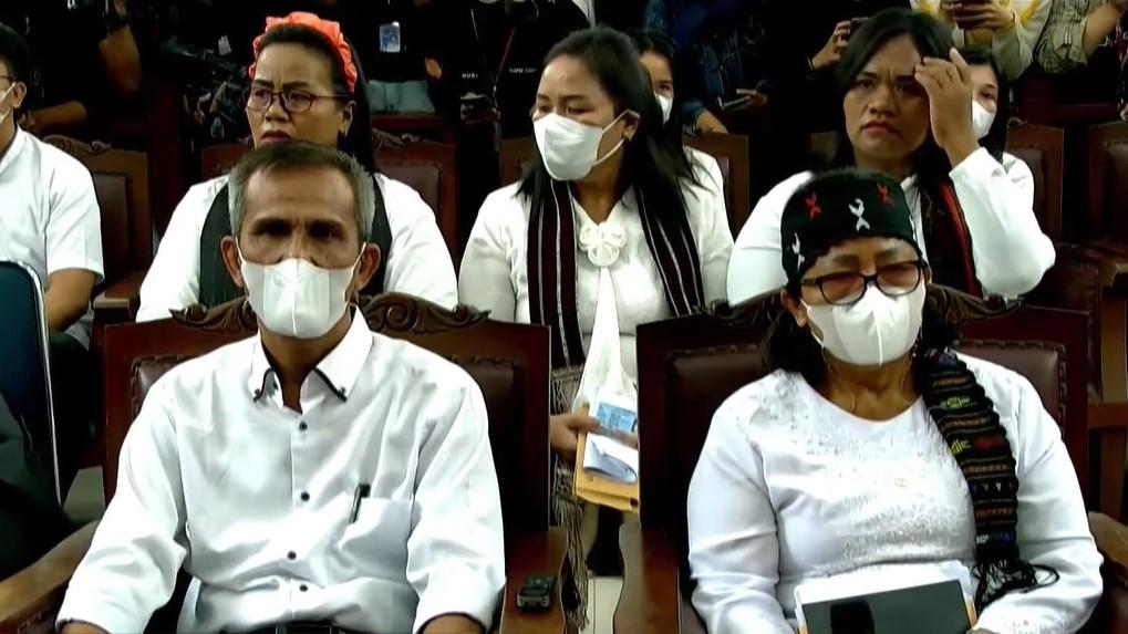 Bersaksi di Sidang Terdakwa Sambo-Putri, Ibu Brigadir Yosua Pakai Bandana dan Selempang Rajut Batak