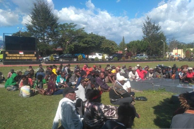 Datangi Mapolres Jayawijaya, Keluarga Korban Tuntut Keadilan Kasus Penganiayaan Oknum Anggota Brimob