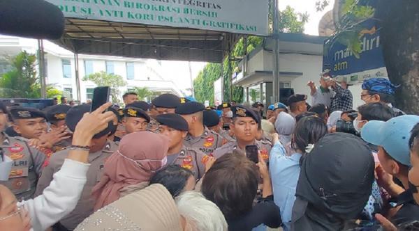 Wartawan dan Petugas Sempat Ricuh di Depan Ruang Sidang PN Jaktim