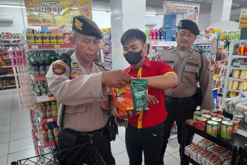 Polisi Cek Makanan Kadaluarsa di Toko dan Swalayan Palangka Raya