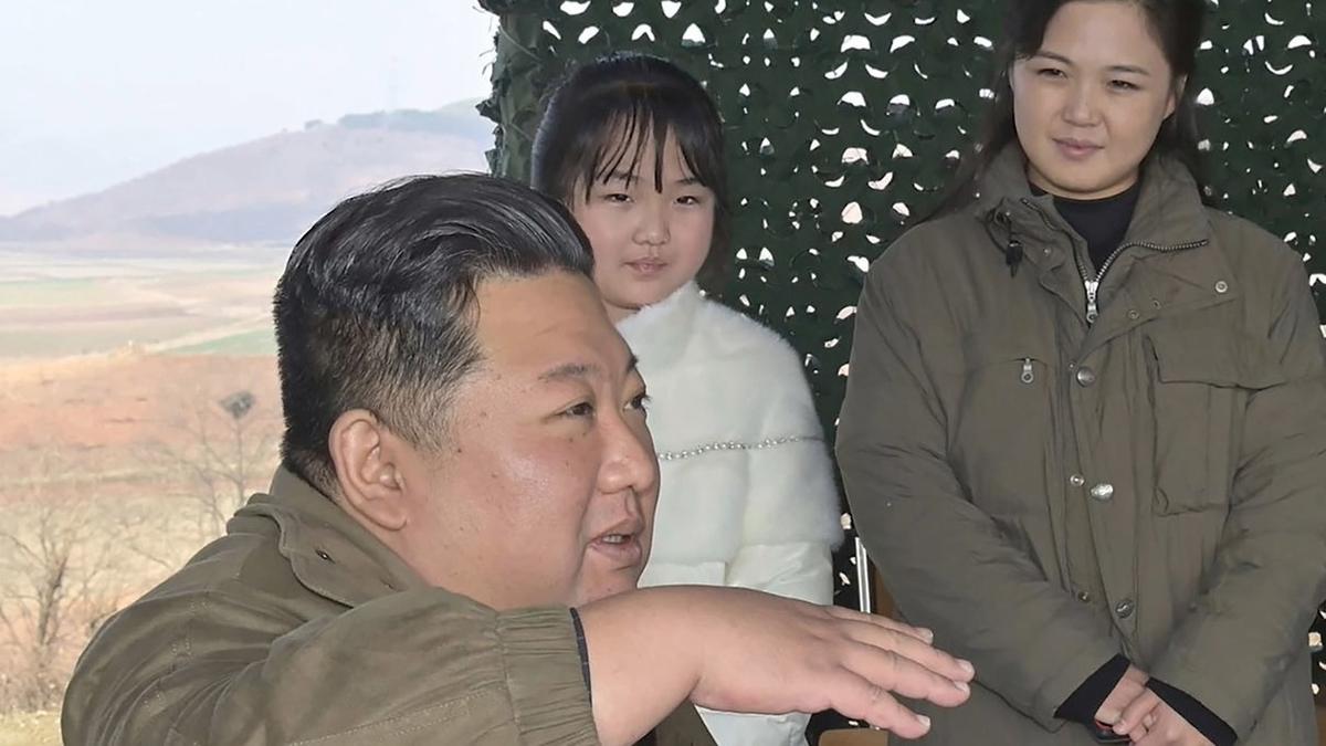 Kim Jong-un Ajak Putrinya saat Peluncuran Rudal, Pertanda Apa nih?