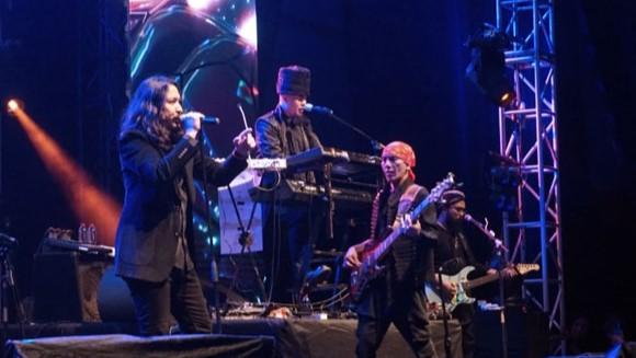 Gaya Tengil Ahmad Dhani 'Malas' Sapa Prabowo di Konser Dewa 19
