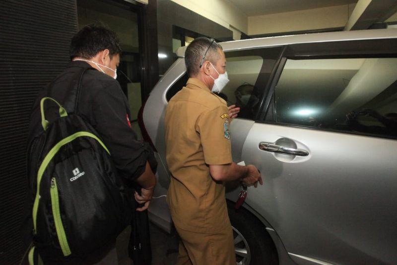 Geledah Gedung DPRD Jatim, KPK "Bungkus" 3 Koper Isi Dokumen Barbuk