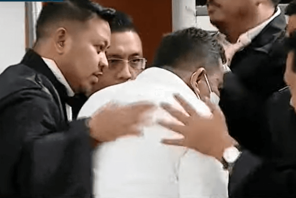 Kuat Ma'ruf Usai Divonis 15 Tahun, Dielus-elus Pengacara Lalu Salam Metal