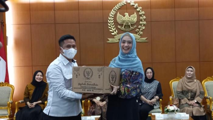 Perkumpulan Istri Pimpinan MPR Bagikan 270 Paket Sembako ke PPNPN