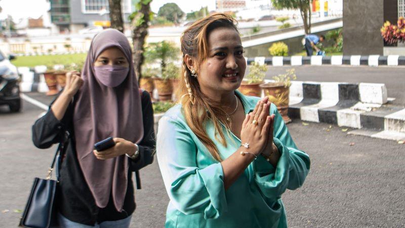 Lina Mukherjee Datangi Polda Sumsel, Diperiksa Buntut Konten Makan Babi