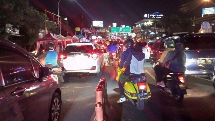 Arus Lalin Arah Puncak Bogor Makin Padat Jelang Tengah Malam